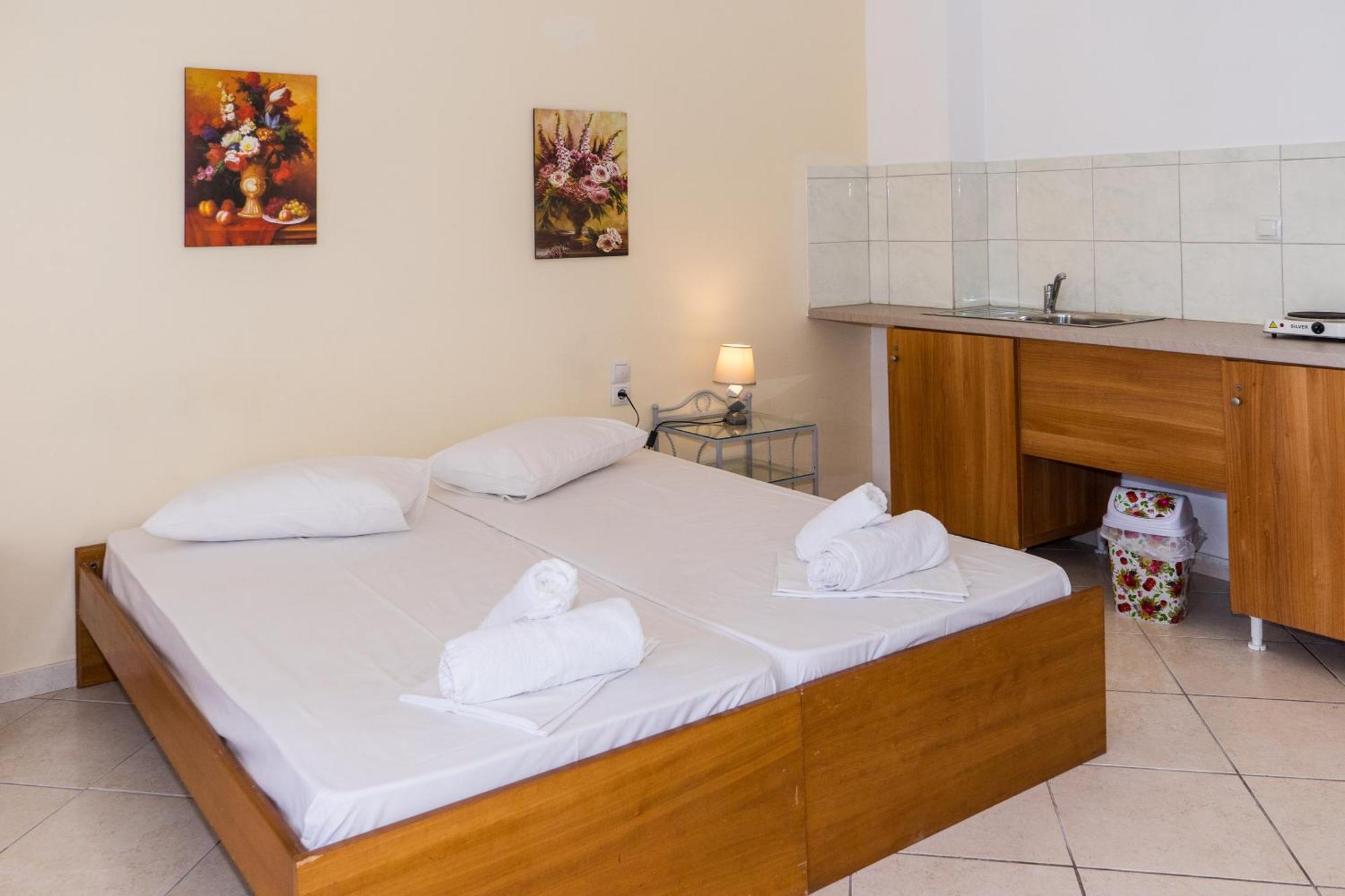 Laganas Strip Mall Apartments Ngoại thất bức ảnh